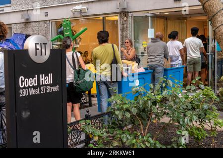 Gli studenti e le loro famiglie si riuniscono per entrare nel dormitorio della Coed Hall all'inizio del semestre autunnale al Fashion Institute of Technology di New York domenica 20 agosto 2023. FIT è un'unità della State University of New York specializzata nell'istruzione relativa all'industria dell'abbigliamento. (© Richard B. Levine) Foto Stock