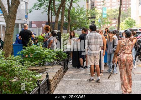 Gli studenti e le loro famiglie si riuniscono per entrare nel dormitorio della Coed Hall all'inizio del semestre autunnale al Fashion Institute of Technology di New York domenica 20 agosto 2023. FIT è un'unità della State University of New York specializzata nell'istruzione relativa all'industria dell'abbigliamento. (© Richard B. Levine) Foto Stock