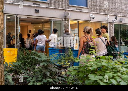 Gli studenti e le loro famiglie si riuniscono per entrare nel dormitorio della Coed Hall all'inizio del semestre autunnale al Fashion Institute of Technology di New York domenica 20 agosto 2023. FIT è un'unità della State University of New York specializzata nell'istruzione relativa all'industria dell'abbigliamento. (© Richard B. Levine) Foto Stock