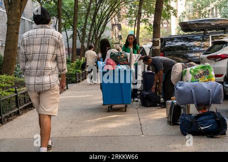 Gli studenti e le loro famiglie si riuniscono per entrare nel dormitorio della Coed Hall all'inizio del semestre autunnale al Fashion Institute of Technology di New York domenica 20 agosto 2023. FIT è un'unità della State University of New York specializzata nell'istruzione relativa all'industria dell'abbigliamento. (© Richard B. Levine) Foto Stock