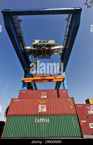 Bildnummer: 56279786  Datum: 13.11.2011  Copyright: imago/Xinhua (111113) -- HAIFA, Nov. 13, 2011 (Xinhua) -- Workers download goods at the Port of Haifa, north Israel, on Nov. 13, 2011. The activity in Haifa Port, Israel s largest seaport, has been influenced by the situations in Egypt, Libya and Tunisia. The strikes in Egyptian ports caused some transshipment work to relocate to Haifa, but the most dramatic changes are in cruise ships. Many of the cruise ships that decided to skip North Africa now come to Israel -- especially Haifa -- instead. (Xinhua/Yin Dongxun) MIDEAST-ISRAEL-HAIFA-PORT P Stock Photo