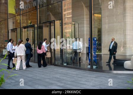 Il gruppo di impiegati con i loro pranzi da asporto tornano al complesso Manhattan West a New York martedì 22 agosto 2023. (© Richard B. Levine) Foto Stock