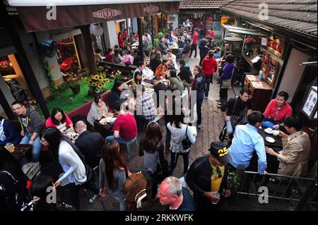 Bildnummer: 56280280  Datum: 12.11.2011  Copyright: imago/Xinhua (111114) -- SHANGHAI, Nov. 14, 2011 (Xinhua) -- Bars of Tianzifang are full of visitors and citizens in Shanghai, east China, Nov. 12, 2011. To promote the fame and influence of the Huangpu District of Shanghai, the local government concentrated on excavating and creating 12 landmarks in the next 5 years. (Xinhua/Wang Song) (zkr) CHINA-SHANGHAI-HUANGPU DISTRICT-LANDMARKS (CN) PUBLICATIONxNOTxINxCHN Reisen CHN Shanghai Stadtteil Huangpu xjh x2x 2011 quer o0 Gastronomie, Wirtschaft     56280280 Date 12 11 2011 Copyright Imago XINHU Stock Photo