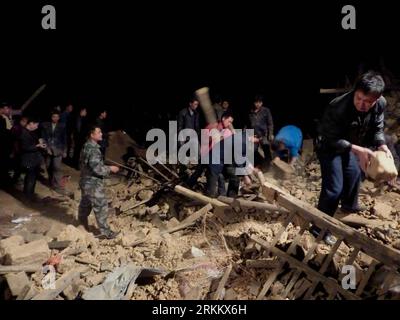 Bildnummer: 56285065  Datum: 14.11.2011  Copyright: imago/Xinhua (111115) -- XINSHAO, Nov. 15, 2011 (Xinhua) -- clean the collapse scene of a local house in Xinshao County of central China s Hunan Province, Nov. 14, 2011. A house collapsed at around 7:40 pm Monday at Yuejin Village of Tanfu Township in Xinshao County of Hunan. Ten were confirmed dead and 12 others were injured. (Xinhua) (xzj) CHINA-HUNAN-XINSHAO-HOUSE COLLAPSE-CLEAN UP (CN) PUBLICATIONxNOTxINxCHN Gesellschaft Unglück Einsturz Hauseinsturz Haus Bergung Rettungsaktion x0x xst 2011 quer      56285065 Date 14 11 2011 Copyright Ima Stock Photo