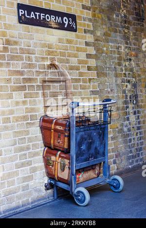 Londra, Regno Unito - 20 maggio 2023: Binario 9 3/4 presso la stazione di King's Cross. Questo è l'omaggio della British Rail a Harry Potter alla stazione di Kings Cross a Londra EN Foto Stock