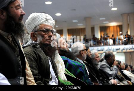 Bildnummer: 56297040 Datum: 16.11.2011 Copyright: imago/Xinhua (111118) -- KABUL, 18 novembre 2011 (Xinhua) -- gli uomini afghani partecipano a una loya jirga o a una grande assemblea tradizionale a Kabul, Afghanistan, 16 novembre 2011. Più di 2.300 partecipanti, tra cui anziani tribali, legislatori e funzionari governativi, hanno partecipato all'assemblea di quattro giorni, iniziata mercoledì, per discutere la proposta di partenariato strategico con gli Stati Uniti, nonché i colloqui di pace avviati dal governo con i talebani e altri gruppi armati di opposizione nel paese tormentato dalle milizie. (Xinhua/Ahmad Massoud) AFGHANISTAN-KABUL-lo Foto Stock