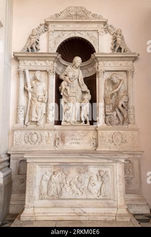 NAPOLI, ITALIA - 21 APRILE 2023: L'altare laterale con la statua marmorea della Madonna, San Andrea e Girolamo, la chiesa di Sant'Anna dei Lombardi Foto Stock