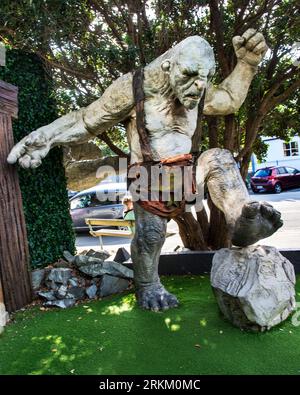 Troll vicino all'entrata della Grotta di Weta, mostre del Signore degli anelli, Weta Workshop, Miramar, Wellington, Isola del Nord, nuova Zelanda Foto Stock