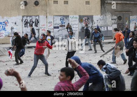 Bildnummer: 56336105 Datum: 19.11.2011 Copyright: imago/Xinhua (111119) -- CAIRO, 19 novembre 2011 (Xinhua) -- i manifestanti si scontrano con la polizia antisommossa in piazza Tahrir della capitale egiziana il Cairo il 19 novembre 2011. La polizia militare egiziana si è scontrata con i manifestanti nella piazza Tahrir del centro del Cairo sabato, mentre il gas lacrimogeno veniva utilizzato per disperdere la folla, un giorno dopo una protesta per chiedere il trasferimento anticipato del potere al dominio civile. (Xinhua/Amru Salahuddien) EGITTO-CAIRO-PROTESTA-SCONTRO PUBLICATIONxNOTxINxCHN Politik Platz der Freiheit Demo Protestation Gewalt Ausschreitungen Straßenkampf xda x0x premiumd 201 Foto Stock