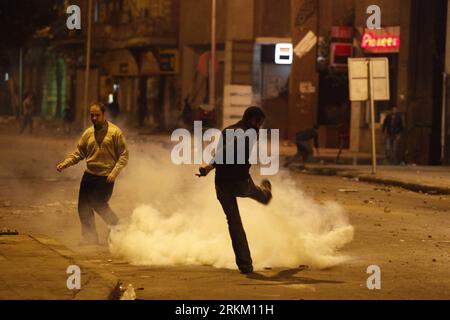 Bildnummer: 56338556 Datum: 19.11.2011 Copyright: imago/Xinhua (111119) -- CAIRO, 19 novembre 2011 (Xinhua) -- un manifestante egiziano prende il via un contenitore di gas lacrimogeni sparato dalla polizia antisommossa durante gli scontri in piazza Tahrir della capitale egiziana il Cairo il 19 novembre 2011. La polizia militare egiziana si è scontrata con i manifestanti nella piazza Tahrir del centro del Cairo sabato, mentre il gas lacrimogeno veniva utilizzato per disperdere la folla, un giorno dopo una protesta per chiedere il trasferimento anticipato del potere al dominio civile. (Xinhua/Nasser Nouri) EGITTO-CAIRO-PROTESTA-SCONTRO PUBLICATIONxNOTxINxCHN Politik Gesellschaft Demo protesta Ausschreitu Foto Stock