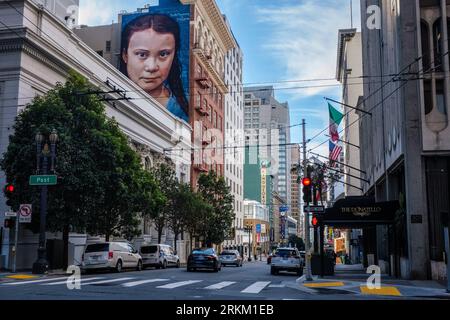 Un murale dell'attivista per il clima svedese Greta Thunberg, Mason Street, San Francisco, California, USA Foto Stock