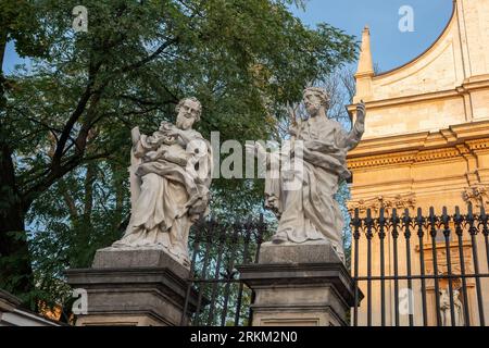 Dodici statue Apostoliche di fronte alla chiesa dei Santi Pietro e Paolo - San Simon e St. Philip - Cracovia, Polonia Foto Stock
