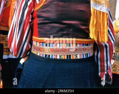 Dettaglio di un costume tradizionale a Marken, nei Paesi Bassi. Al giorno del Re le persone a Marken sono vestite in costume tradizionale. Il giorno del re è il giorno t Foto Stock