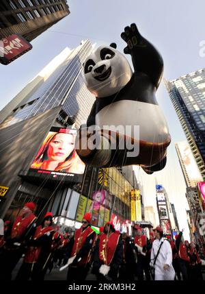 Bildnummer: 56448168 Datum: 24.11.2011 Copyright: imago/Xinhua (111124) -- NEW YORK, 24 novembre 2011 (Xinhua) -- la mongolfiera Kung fu Panda galleggia durante la parata del giorno del Ringraziamento di Macy a New York, negli Stati Uniti, 24 novembre 2011. (Xinhua/Shen Hong) US-NEW YORK-GIORNO DEL RINGRAZIAMENTO-PARATA PUBLICATIONxNOTxINxCHN Gesellschaft USA Traditionelle Feste Straßenfeste Macys xjh x2x premiumd 2011 hoch o0 Straßenparade, Ballon 56448168 Data 24 11 2011 Copyright Imago XINHUA New York Nov 24 2011 XINHUA The Kung fu Panda Balloon Floats during Macy S Thanksgiving Day Parade a New York Stati Uniti Foto Stock