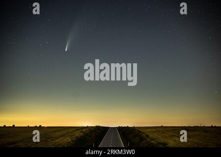 la cometa neowise su strada - comete, meteore, cosmo, neovese, pianeti, stelle, Foto Stock