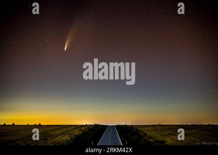 la cometa neowise su strada - comete, meteore, cosmo, neovese, pianeti, stelle, Foto Stock