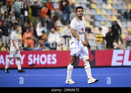 Monchengladbach, Germania. 25 agosto 2023. Il belga Alexander Hendrickx sembra depresso dopo aver perso una partita di hockey tra la nazionale belga di hockey maschile Red Lions e i Paesi Bassi, giovedì 24 agosto 2023 a Monchengladbach, in Germania, la prima semifinale dei campionati europei di hockey maschile. I campionati EuroHockey 2023 si svolgono dal 18 al 27 agosto 2023. BELGA PHOTO DIRK WAEM Credit: Belga News Agency/Alamy Live News Foto Stock