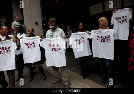 Bildnummer: 56533012  Datum: 29.11.2011  Copyright: imago/Xinhua (111129) -- LOS ANGELES, Nov. 29, 2011 (Xinhua) -- Fans of Michael Jackson show T-shirts reading Thriller Killer outside the court in Los Angeles, the United States, Nov. 29, 2011. A Los Angeles judge Tuesday sentenced Conrad Murray, Michael Jackson s personal physician, to a maximum of 4 years of imprisonment on involuntary manslaughter charge stemming from the death of the pop star. (Xinhua/Yang Lei) US-LA-MICHAEL JACKSON-PERSONAL PHYSICIAN-SENTENCE PUBLICATIONxNOTxINxCHN People Musik Gericht Gerichtsverhandlung Fahrlässige Töt Stock Photo