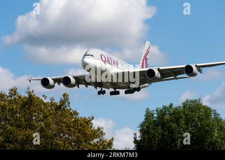 Qatar Airways Airbus A380-861 aereo di linea A7-APD nelle finali per atterrare all'aeroporto Heathrow di Londra, Regno Unito. Vettore di bandiera del Qatar. A380 super jumbo Foto Stock