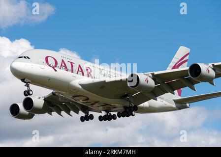 Qatar Airways Airbus A380-861 aereo di linea A7-APD nelle finali per atterrare all'aeroporto Heathrow di Londra, Regno Unito. Vettore di bandiera del Qatar. A380 super jumbo Foto Stock