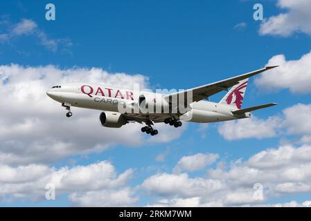 Qatar Airways Cargo Boeing 777-F aereo di linea A7-BFL nelle finali per atterrare all'aeroporto Heathrow di Londra, Regno Unito. Boeing 777 Freighter variante di aereo di linea Foto Stock