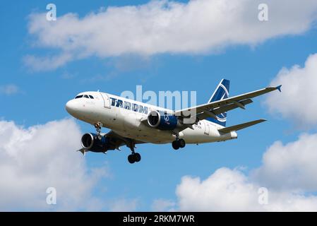 TAROM - Transporturile Aeriene Române Airbus A318-111 aereo di linea YR-ASA in finale per atterrare all'aeroporto di Londra Heathrow, Regno Unito. Compagnia aerea rumena Foto Stock