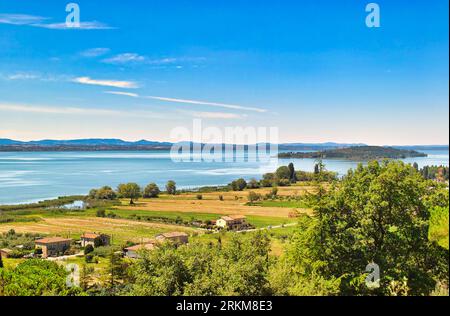 Lago Trasimeno, Umbria, Italia. Vista sul lago Trasimeno con l'isola di Polvese, la più grande delle tre isole del lago. Foto Stock