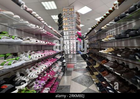 Acquista gli interni con le scarpe per bambini e adulti Foto Stock