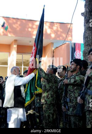 Bildnummer: 56541729 Datum: 02.12.2011 Copyright: imago/Xinhua (111201) -- AFGHANISTAN, 1 dicembre 2011 (Xinhua) -- Commissione di coordinamento della transizione afghana Asharaf Ghani Ahmadzai (L) consegna la bandiera nazionale dell'Afghanistan ai soldati dell'esercito nazionale afghano (ANA) durante la cerimonia di transizione della sicurezza nella provincia di Parwan a nord di Kabul, Afghanistan, 1 dicembre 2011. Il governo afghano ha iniziato la seconda fase di assunzione delle responsabilità di sicurezza dalla forza internazionale di assistenza alla sicurezza (ISAF) guidata dalla NATO giovedì. (Xinhua/Ahmad Massoud) (jl) AFGHANISTAN-NATO-SICUREZZA TRANSITIO Foto Stock