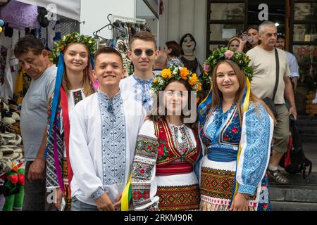 Leopoli, Ucraina. 24 agosto 2023. Ragazzi e ragazze in abiti nazionali ucraini sorridono e visitano la fiera. Il giorno dell'indipendenza dell'Ucraina, le persone in abiti nazionali ucraini visitano la Fiera Nazionale di Sorochynskyi e assistono alle esibizioni di gruppi folcloristici a Leopoli. La Fiera si svolge tradizionalmente ogni anno a Velyki Sorochyntsy nella regione di Poltava, la Fiera si tiene a Leopoli per la prima volta nella storia a causa della guerra. (Immagine di credito: © Olena Znak/SOPA Images via ZUMA Press Wire) SOLO PER USO EDITORIALE! Non per USO commerciale! Foto Stock