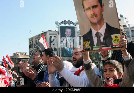 Bildnummer: 56563157 Datum: 02.12.2011 Copyright: imago/Xinhua (111203) -- DAMASCO, 3 dicembre 2011 (Xinhua) -- Syrian Gake at Sabe Bahrat Square nel centro di Damasco, Siria, 2 dicembre 2011. I siriani hanno partecipato a una manifestazione per denunciare le recenti sanzioni economiche imposte dalla Lega araba e dalla Turchia alla Siria e per mostrare sostegno al loro presidente di fronte alle crescenti pressioni. Venerdì la Siria ha assistito a raduni pro-governativi in molte città.(Xinhua/Bassim)(xzj) SYRIA-DAMASCO-PRO-GOVERNMENT-DEMO PUBLICATIONxNOTxINxCHN Gesellschaft Politik Anhänger Demo xns x0x 2011 quer 56 Foto Stock