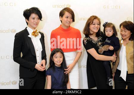 Bildnummer: 56575045 Datum: 03.12.2011 Copyright: imago/Xinhua (111203) - HONG KONG, 3 dicembre 2011 (Xinhua) - il cantante di Hong Kong Gigi Leung (2nd L, Back) e l'attrice Anita Yuen (1st L) posano per una foto con altri ospiti che partecipano a un evento di donazione a Hong Kong, Cina meridionale, 3 dicembre 2011. Gli ambasciatori del Comitato di Hong Kong del Fondo delle Nazioni Unite per l'infanzia (UNICEF) Gigi Leung e Anita Yuen hanno partecipato a una cerimonia sabato a Hong Kong in cui un marchio di moda ha donato un milione di dollari all'UNICEF per finanziare uno schema di sponsorizzazione degli studenti in Africa. (Xinhua/Song Zhenping) (llp) CINA-HONG KO Foto Stock