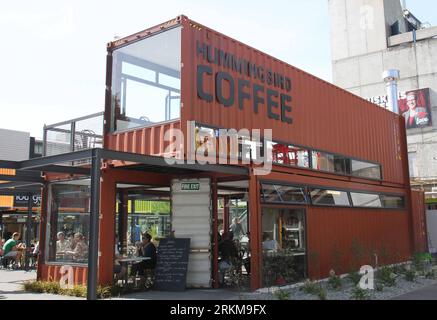 Bildnummer: 56596112 Datum: 03.12.2011 Copyright: imago/Xinhua (111204) --CHRISTCHURCH, 4 dicembre 2011 (Xinhua) --Shoppers rest in a Shopping Mall costruito con container di spedizione pop-up nel centro di Christchurch, nuova Zelanda, il 3 dicembre 2011. Ventisette negozi e caffetterie sono stati costruiti da 64 container convertiti nel centro commerciale, che è diventato la prima parte della zona rossa della città ad essere aperta per gli affari dopo il terremoto del 22 febbraio che ha ucciso 181 persone. Costruito con container, il distretto ospita più di 20 negozi e rappresenta un nuovo inizio per la devastazione del terremoto di Christchurch Foto Stock