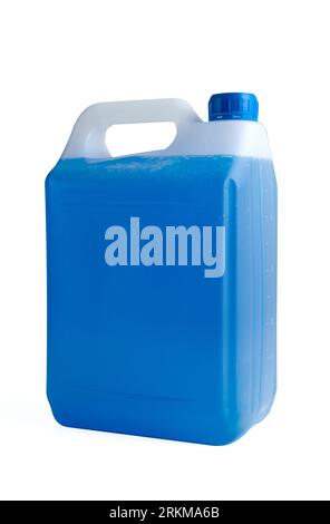 Liquido di raffreddamento antigelo in contenitore di plastica da 5 litri. Liquido blu per motore auto. Contenitore mezzo pieno o mezzo vuoto isolato su sfondo bianco. Foto Stock