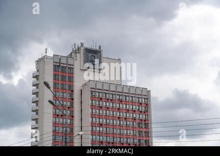 Edificio dell'era sovietica con martello e falce in Viale Pobeditelei - Minsk, Bielorussia Foto Stock