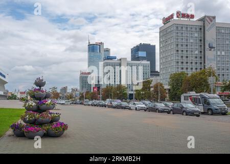 Viale Pobeditelei con il quartiere finanziario di Minsk edifici moderni - Minsk, Bielorussia Foto Stock