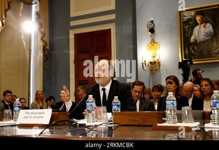 Bildnummer: 56676254  Datum: 09.12.2011  Copyright: imago/Xinhua (111209) -- WASHINGTON D.C., Dec. 9, 2011 (Xinhua) -- Jon Corzine, former New Jersey governor, senator and MF Global CEO, testifies before the House Agriculture Committee about the bankruptcy of MF Global, on the Capitol Hill in Washington, D.C., capital of the United States, Dec. 8, 2011. Former MF Global chief Jon Corzine on Thursday defended his role in the company s failure, which he said was partly due to a large quarterly loss caused by his predecessor s accounting moves. (Xinhua/Fang Zhe) (wn) U.S.-WASHINGTON-MF GLOBAL PUB Stock Photo