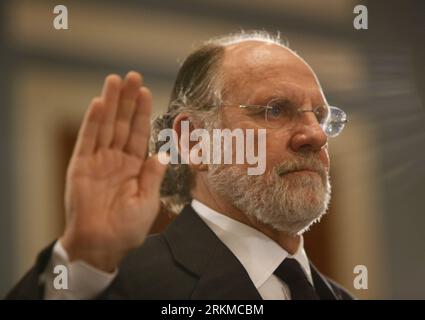 Bildnummer: 56676251 Datum: 09.12.2011 Copyright: imago/Xinhua (111209) -- WASHINGTON D.C., 9 dicembre 2011 (Xinhua) -- Jon Corzine, ex governatore del New Jersey, senatore e CEO di MF Global, testimonia dinanzi alla House Agriculture Committee in merito al fallimento di MF Global, a Capitol Hill a Washington, D.C., capitale degli Stati Uniti, 8 dicembre 2011. L'ex capo MF Global Jon Corzine giovedì ha difeso il suo ruolo nel fallimento dell'azienda, che ha affermato sia dovuto in parte a una grande perdita trimestrale causata dalle mosse contabili del suo predecessore. (Xinhua/Fang Zhe) (wn) U.S.-WASHINGTON-MF GLOBAL PUB Foto Stock