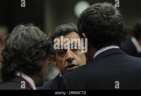 Bildnummer: 56680047 Datum: 09.12.2011 Copyright: imago/Xinhua (111209) - BRUXELLES, 9 dicembre 2011 (Xinhua) - il presidente francese Nicolas Sarkozy (C) parla con il primo ministro spagnolo Jose Luis Rodriguez Zapatero (R) durante il vertice dell'UE presso la sede centrale dell'UE a Bruxelles, capitale del Belgio il 9 dicembre 2011. Venerdì mattina i leader dell’UE hanno concordato un nuovo patto fiscale per l’eurozona senza modifiche al trattato e l’accelerazione dell’entrata in vigore del meccanismo europeo di stabilità (MES). (Xinhua/Zhou lei) (yt) BELGIO-UE-SUMMIT PUBLICATIONxNOTxINxCHN People Politik Gipfel Gipfeltreffen Treffen Foto Stock