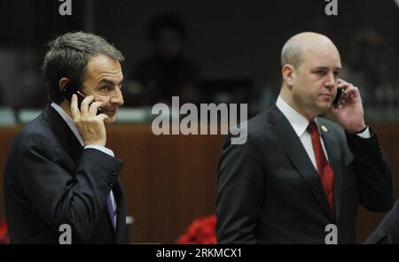 Bildnummer: 56679962 Datum: 09.12.2011 Copyright: imago/Xinhua (111209) -- BRUXELLES, 9 dicembre 2011 (Xinhua) -- il primo ministro spagnolo Jose Luis Rodriguez Zapatero (L) e il primo ministro svedese Fredrik Reinfeldt partecipano al vertice dell'UE presso la sede dell'UE a Bruxelles, capitale del Belgio il 9 dicembre 2011. Venerdì mattina i leader dell’UE hanno concordato un nuovo patto fiscale per l’eurozona senza modifiche al trattato e l’accelerazione dell’entrata in vigore del meccanismo europeo di stabilità (MES). (Xinhua/Zhou lei) (yt) BELGIO-UE-SUMMIT PUBLICATIONxNOTxINxCHN People Politik Gipfel Gipfeltreffen Treffen x0x Foto Stock