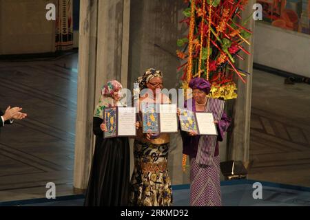 (111210) -- OSLO, 10 dicembre 2011 (Xinhua) -- i tre premi Nobel per la pace, il presidente liberiano Ellen Johnson Sirleaf (R), l'attivista liberiana per la pace Leymah Gbowee (C) e l'attivista yemenita Tawakkol Karman ricevono il Premio Nobel per la pace durante una cerimonia al municipio di Oslo, in Norvegia, 10 dicembre 2011. La cerimonia di premiazione del Premio Nobel per la pace 2011 si è tenuta sabato. (Xinhua/li Guorong) NORVEGIA-PREMIO NOBEL PER LA PACE-CERIMONIA DI PREMIAZIONE PUBLICATIONxNOTxINxCHN Foto Stock