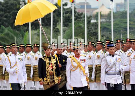 Bildnummer: 56688857  Datum: 12.12.2011  Copyright: imago/Xinhua (111212) -- KUALA LUMPUR, Dec. 12, 2011 (Xinhua) -- Mizan Zainal Abidin (2nd L, Front), the outgoing 13th Supreme Head of State, inspects an honour guard during a farewell ceremony at Parliament Square in Kuala Lumpur, Malaysia, on Dec. 12, 2011. Malaysians held a grand ceremony Monday to marked the end of the five-year term of the country s 13th Supreme Head of State, Mizan Zainal Abidin. (Xinhua/Chong Voon Chung) (dtf) MALAYSIA-KUALA LUMPUR-SULTAN-FAREWELL CEREMONY PUBLICATIONxNOTxINxCHN People Politik xjh x1x premiumd 2011 que Stock Photo