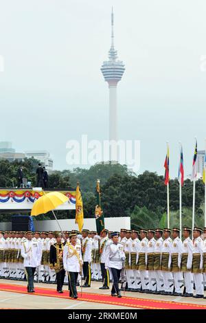 Bildnummer: 56688856 Datum: 12.12.2011 Copyright: imago/Xinhua (111212) - KUALA LUMPUR, 12 dicembre 2011 (Xinhua) - Mizan Zainal Abidin, il tredicesimo Capo Supremo di Stato uscente, partecipa a una cerimonia di addio nella Piazza del Parlamento a Kuala Lumpur, Malesia, il 12 dicembre 2011. I malesi hanno tenuto una grande cerimonia lunedì per segnare la fine del mandato quinquennale del 13° Capo Supremo di Stato del paese, Mizan Zainal Abidin. (Xinhua/Chong Voon Chung) (dtf) MALESIA-KUALA LUMPUR-SULTAN-CERIMONIA DI ADDIO PUBLICATIONxNOTxINxCHN People Politik xjh x1x premiumd 2011 hoch 56688856 Data 12 12 2011 Copyrig Foto Stock