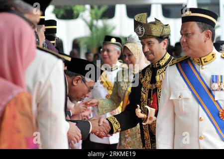 Bildnummer: 56688854  Datum: 12.12.2011  Copyright: imago/Xinhua (111212) -- KUALA LUMPUR, Dec. 12, 2011 (Xinhua) -- Mizan Zainal Abidin (2nd R), the outgoing 13th Supreme Head of State, shakes hands with officials during a farewell ceremony at Parliament Square in Kuala Lumpur, Malaysia, on Dec. 12, 2011. Malaysians held a grand ceremony Monday to marked the end of the five-year term of the country s 13th Supreme Head of State, Mizan Zainal Abidin. (Xinhua/Chong Voon Chung) (dtf) MALAYSIA-KUALA LUMPUR-SULTAN-FAREWELL CEREMONY PUBLICATIONxNOTxINxCHN People Politik xjh x1x premiumd 2011 quer Stock Photo