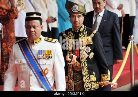 Bildnummer: 56688855 Datum: 12.12.2011 Copyright: imago/Xinhua (111212) -- KUALA LUMPUR, 12 dicembre 2011 (Xinhua) -- Mizan Zainal Abidin (2nd L), il tredicesimo Capo Supremo di Stato uscente, partecipa a una cerimonia di addio nella Piazza del Parlamento a Kuala Lumpur, Malesia, il 12 dicembre 2011. I malesi hanno tenuto una grande cerimonia lunedì per segnare la fine del mandato quinquennale del 13° Capo Supremo di Stato del paese, Mizan Zainal Abidin. (Xinhua/Chong Voon Chung) (dtf) MALESIA-KUALA LUMPUR-SULTAN-CERIMONIA DI ADDIO PUBLICATIONxNOTxINxCHN People Politik xjh x1x premiumd 2011 quer 56688855 Data 12 12 2011 Foto Stock