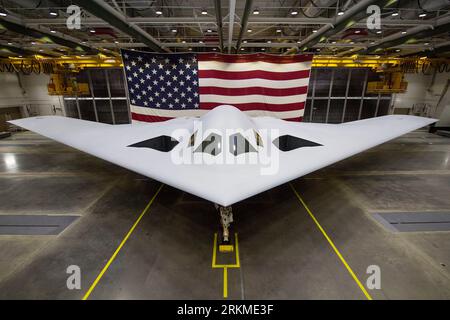 Palmdale, Stati Uniti. 28 novembre 2022. L'US Air Force B-21 Raider bombardiere strategico stealth in un hangar presso Plant 42, prima della cerimonia di inaugurazione presso Edwards Air Force base, 28 novembre 2022 a Palmdale, California. Credito: USAF/USA Air Force Photo/Alamy Live News Foto Stock