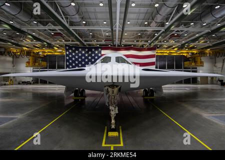 Palmdale, Stati Uniti. 28 novembre 2022. L'US Air Force B-21 Raider bombardiere strategico stealth in un hangar presso Plant 42, prima della cerimonia di inaugurazione presso Edwards Air Force base, 28 novembre 2022 a Palmdale, California. Credito: USAF/USA Air Force Photo/Alamy Live News Foto Stock