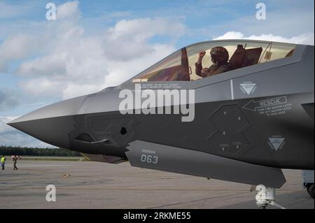 Moose Creek, Stati Uniti. 23 agosto 2023. Aeroporto Royal Australian Air Force Flt. Il tenente Cale Burns segnala all'equipaggio di terra il suo F-35A Lightning II caccia stealth prima di decollare per esercitazioni Red Flag-Alaska 23-3 presso Eielson Air Force base, il 23 agosto 2023 a Moose Creek, Alaska, USA. Credito: SRA Megan Estrada/U.S. Air Force/Alamy Live News Foto Stock