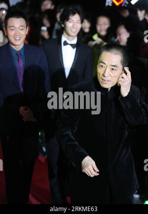 Bildnummer: 56689455 Datum: 12.12.2011 Copyright: imago/Xinhua (111212) - PECHINO, 12 dicembre 2011 (Xinhua) - il regista cinese Zhang Yimou partecipa alla cerimonia di emissione del libro commemorativo del film i fiori della guerra tenutosi a Pechino, capitale della Cina, 12 dicembre 2011. Il film debutterà ufficialmente il 16 dicembre. (Xinhua) (zgp) CINA-PECHINO-FIORI DI GUERRA-CERIMONIA DI EMISSIONE DI LIBRI COMMEMORATIVA PUBLICATIONxNOTxINxCHN People Kultur Entertainment Film xns x0x 2011 hoch 56689455 Data 12 12 2011 Copyright Imago XINHUA Pechino DEC 12 2011 XINHUA il direttore cinese Zhang Yimou partecipa all'emittente Foto Stock