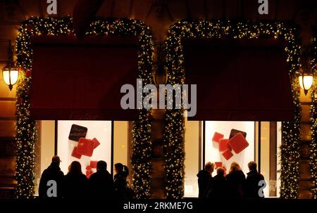 Bildnummer: 56691840 Datum: 12.12.2011 Copyright: imago/Xinhua (111213) -- NEW YORK, 13 dicembre 2011 (Xinhua) -- People look at shopwindow decorating for the Approach Christmas on the Fifth avenue of Manhattan in New York, The United States, 12 dicembre 2011.(Xinhua/Shen Hong)(zcc) U.S.-NEW YORK-CHRISTMAS-SHOPWINDOW PUBLICATIONxNOTxINxCHN Gesellschaft Weihnachten Wirtschaft Einzelhandel Deko Weihnachtsdeko Schaufenx 2011 56691840 Data 12 12 2011 Copyright Imago XINHUA New York DEC 13 2011 celebrità XINHUA guardano LA decorazione per il prossimo Natale SUL Foto Stock